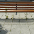 Herbe folles et mobilier urbain