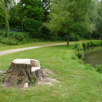 Souche d'arbre transformée en mobilier à Senlis